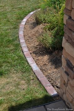 Brick Landscape Edging, Brick Garden Edging, Flower Bed Edging, Brick Edging, Diy Garden Bed, Brick Garden, Landscape Edging, Edging Ideas, Lawn Edging