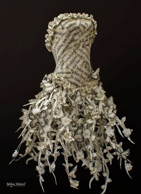 Paper Sculpture by Malena Valcárcel Paper Wigs, Fashion Origami, Dress Sculpture, Barbie Products, Race Fashion, House Barbie, Newspaper Dress, Paper Dresses, Dress Paper