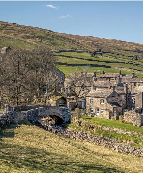 Victorian Countryside Aesthetic, British Village Aesthetic, London Countryside Aesthetic, Moorland Aesthetic, Ireland Aesthetic, Countryside Aesthetic, Country Living Uk, Storybook House, Ireland Pictures