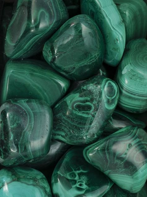 孔雀石 Malachite has been used to aid success in business and protect against undesirable business associations. It is a stone of balance in relationships. Viridian Aesthetic, Emerald Aesthetic, Green Chakra, Slytherin Vibes, Green Aesthetics, Crystal Aesthetic, Dark Green Aesthetic, Color Aesthetic, Slytherin Aesthetic