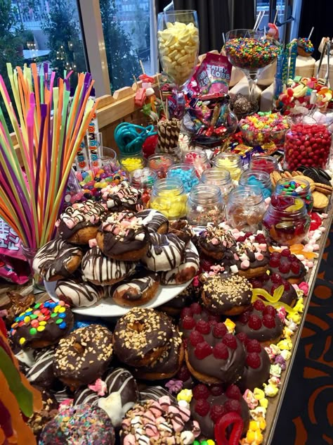 Candy station build Candy Grazing Board, Grazing Table Sweet, Candy Grazing Table, Sweets Grazing Table, Christmas Candy Station, Grazing Dessert Table, Candy Platter Ideas, Grazing Table Ideas Birthday, Sweet Grazing Platter