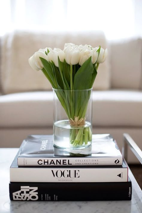 coffee table styling Best Coffee Table Books, Book And Coffee, Book Flowers, Coffee Table Styling, White Tulips, Table Styling, Deco Floral, Table Books, Coffee Table Books