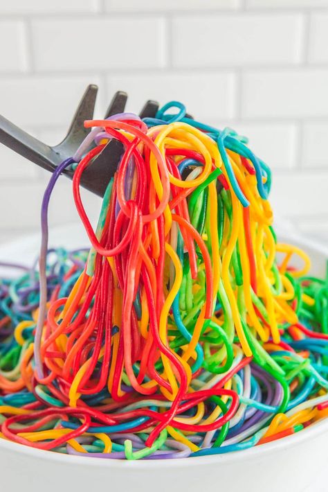 Rainbow Spaghetti in a bowl Rainbow Savory Food, Rainbow Party Snacks, Rainbow Themed Food, Rainbow Theme Food, Rainbow Party Food Ideas, Rainbow Food Ideas, Rainbow Dinner, Rainbow Spaghetti, Homemade Butterbeer