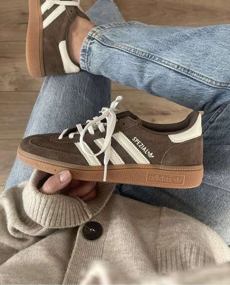 Adidas Handball Spezial, Adidas Handball, Preppy Shoes, Sneakers Adidas, Hype Shoes, Adidas Outfit, Aesthetic Shoes, Brown Sneakers, Swag Shoes