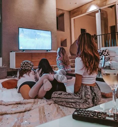 Girls sleepover/ Movie night Adult Slumber Party, Girls Night Movies, Girl Sleepover, Pj Party, Chapter 55, Fun Sleepover Ideas, Girl Movies, Sleepover Party, Slumber Party