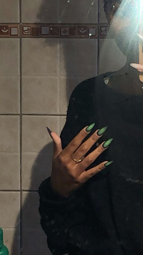 Green Black Nails Aesthetic, 2010 Nail Trends, Nails Green Inspiration, Simple Trendy Acrylic Nails, Dark Polish Nail Designs, Olive Green Nails Acrylic Long, Acrylic Only Nails, Black Flower Design Nails, Black And Green Ombré Nails