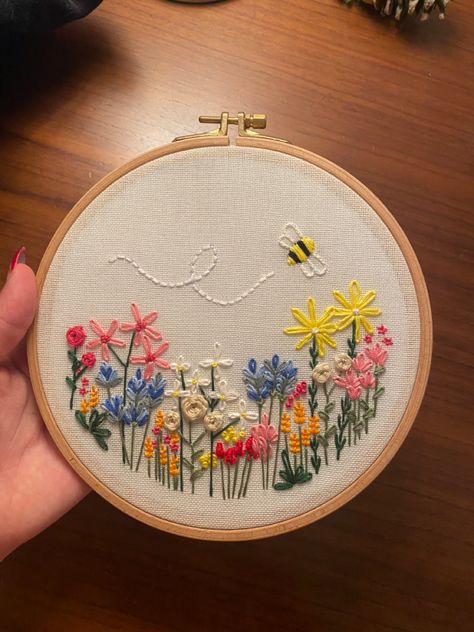 Flower And Bee Embroidery, Embroidery Hoop Art Flowers, Embroidery Bees And Flowers, Embroidered Bumble Bee, Embroidery Bumble Bee, Embroidery Bugs, Bees Embroidery, Honey Bee Embroidery, Bumble Bee Embroidery