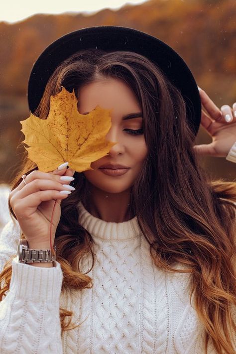 Photo Shoot Poses Women, Autumn Portrait Photography, Fall Photoshoot Poses, Autumn Poses, Autumn Photography Ideas, Autumn Photography Portrait, Fall Photo Shoot Outfits, Autumn Photoshoot, Pose Portrait