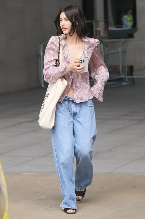 Gracie Abrams Found the Best Shirt to Wear With Baggy Jeans | Who What Wear UK Jewelry Tops, Outfit Ideas For Winter, Runway Outfits, Best Shirt, Winter Family, Chic Outfit Ideas, Pretty Shirts, Event Outfit, Gracie Abrams