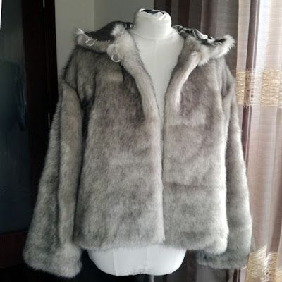 How to cut and sew long pile faux fur: making a hooded faux fur jacket - Como cortar e coser tecidos de pelo comprido Diy Fur Coat, Winter Outwear, Hooded Faux, Fur Hoodie, Fake Fur, Jacket Pattern, Faux Fur Jacket, How To, Free Sewing