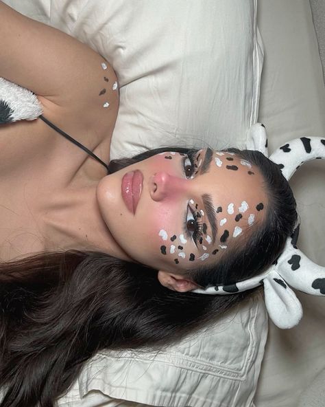 Pink Cow Makeup Look, Cute Cow Makeup Halloween Easy, Cow Face Makeup Halloween, Cow Print Face Paint, Cow Makeup Look For Halloween, Cow Print Makeup Halloween, Cow Makeup Looks Easy, Halloween Cow Makeup, Halloween Cow Makeup Looks