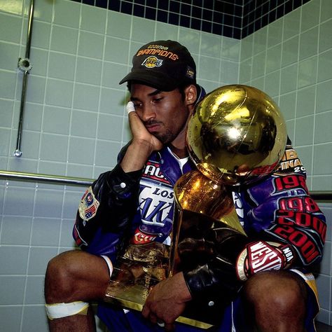 Bleacher Report on Instagram: “21 years ago today, this iconic photo of Kobe was taken after the Lakers won their second straight NBA title 🐍 @nbatv” 2001 Nba Finals, Lakers Win, Nba Funny, Kobe Bryant 8, Kobe Bryant Nba, Kobe Bryant Pictures, Lakers Kobe Bryant, Basketball Photos, Kobe Bryant Wallpaper