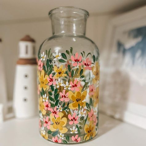 Painting Flowers On Glass Jars, Clear Vase Painting, Wine Bottle Vase Flowers, Floral Glass Painting, Glass Vase Painting Ideas Diy, Glass Jar Painting Ideas Aesthetic, Hand Painted Flower Vase, Painted Vase Ideas, Painting Vase Ideas