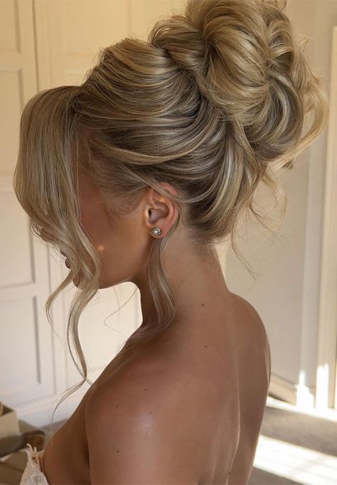 messy french twist updo, messy high bun, messy upstyle, messy textured upstyle, wedding updos, wedding hairstyle, messy updo hairstyle for elegant look, messy updos, hairstyle ideas , updo, wedding updo hairstyle , 90s updos, textured updo, upstyle Wedding Hairstyles All Up, Bridesmaid Side Updo, Messy Down Bun, Messy Bun Upstyle, Old Hollywood Glamour Updo, High Messy Updo Wedding, Fancy Updos For Long Hair Wedding, Classy Bridal Hairstyles, High Elegant Bun