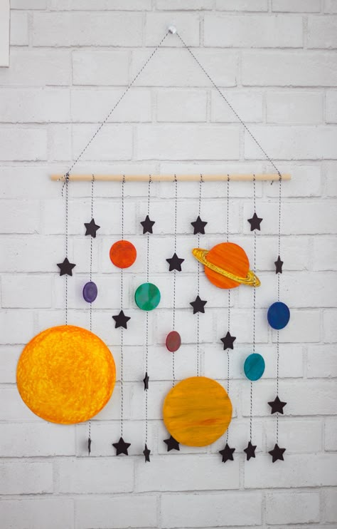 Make your boys room space themed with this cute DIY space mobile craft--takes less than an hour, is inexpensive, and is super fun to make! Space Crafts For Kids, Space Mobile, Mobile Craft, Diy Space, Space Activities, Diy Mobile, Space Birthday, Space Party, The Solar System