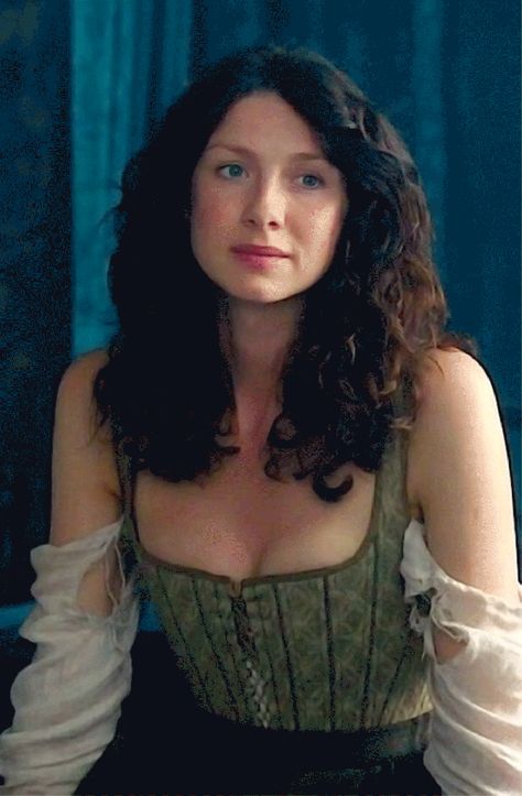 Here’s what the Outlander stars SHOULD look like according to their book descriptions Caitriona Balfe Outlander, Catriona Balfe, Outlander Costumes, Diana Gabaldon Outlander Series, Outlander Claire, Diana Gabaldon Outlander, Outlander Season 1, Outlander Book Series, Outlander 3