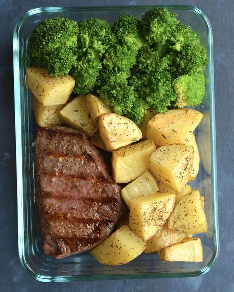 Got meat for lunch? We do! You should too!This rib eye is hand rubbed and then grilled to meal prep perfection! _ INGREDIENTS: 2 medium sized @butcher_box rib eye steaks room temperature lb. small white potatoes sliced in quarters 2 tbsp. extra virgin olive oil 1 tsp. garlic powder 1 tsp. dried thyme salt & pepper to taste broccoli steamed _ METHOD: Find the full instructions on our website! Grilled Steak & Garlic Roasted Potatoes Meal Prep _ MACROS: 19g Protein 29g Fat 31g Carbs Potato Meal Prep, Rib Eye Steaks, Makanan Rendah Kalori, Meal Prep On Fleek, Roasted Potato, Resep Diet, Healthy Food Inspiration, Rib Eye, Easy Healthy Meal Prep