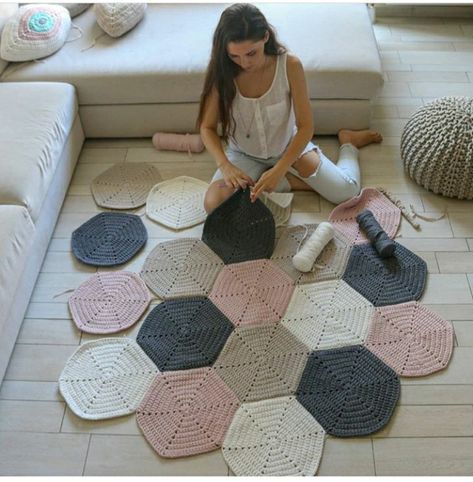 Crocheted Rugs, Crochet Carpet, Crochet Rugs, Crochet Rug Patterns, Cotton Carpet, Crochet Blanket Designs, Mode Crochet, Rug Patterns, Crochet Hexagon