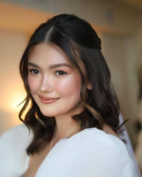 Achieve Angelica Panganiban’s Bridal Makeup With These Filipino Beauty Products Filipino Products, Graduation Look Makeup, Angelica Panganiban, Simple Bridal Makeup, Bride Makeup Natural, Asian Wedding Makeup, Fresh Makeup Look, Wedding Makeup Bride, Asian Bridal Makeup