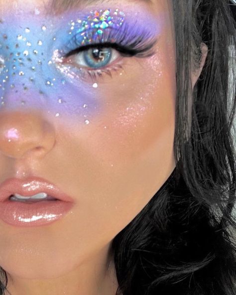 Unicorn makeup is perfect for someone looking to experiment with glitter, rhinestones, and whimsical styles. It's ideal for special occasions like Halloween. Click the article link for more photos and inspiration like this // Photo Credit: Instagram @sylv93 // #beginnerunicornmakeupeasy #easyunicornmakeup #unicornmakeup #unicornmakeupbrushes #unicornmakeupideas #unicornmakeuplooks Make Up For Unicorn Costume, Kids Unicorn Face Paint, Glitter Mask Makeup, Kids Unicorn Makeup Halloween, Zombie Unicorn Makeup, Simple Alien Makeup Looks, Unicorn Inspired Makeup, Unicorn Makeup Kids Easy, Easy Face Paint Halloween Women