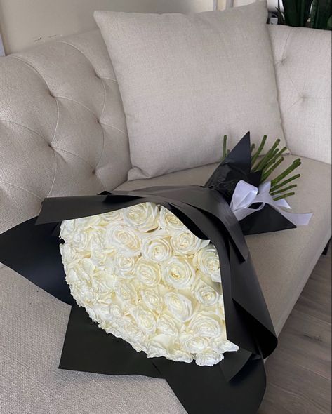 17 Doğum Günü, Luxury Flower Bouquets, Boquette Flowers, Flower Gift Ideas, Glitter Roses, Flowers Bouquet Gift, Nothing But Flowers, Flower Therapy, Beautiful Bouquet Of Flowers