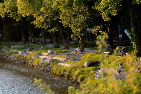 In the area of the Taubenloch and the inner city of Bad Tölz, the Isar River draws a long loop and has over the years formed a consolidated impact bank.  Areas   The park consists of three different areas that complement each other. Along the shore runs a promenade that invites you to stroll and […] Waterfront Design, Hold Back The River, Riverside Cafe, River Design, Stream Design, River Pebbles, Wetland Park, Park River, Recovery Center