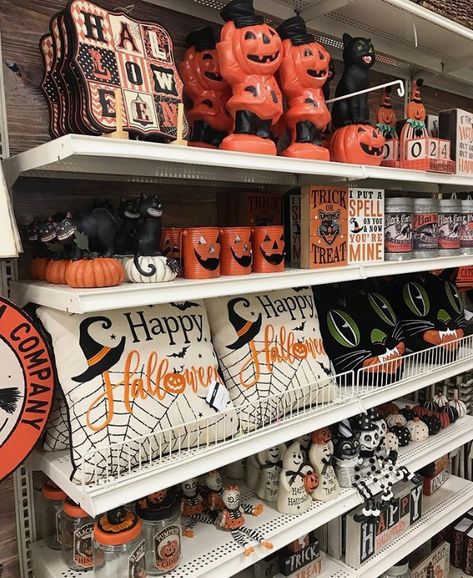 Michaels Halloween, Dekorasi Halloween, Halloween Bedroom Decor, Fall Room Decor, Halloween Bedroom, Halloween Room Decor, Spooky Halloween Decorations, Halloween Decorations Indoor, Backgrounds Wallpapers