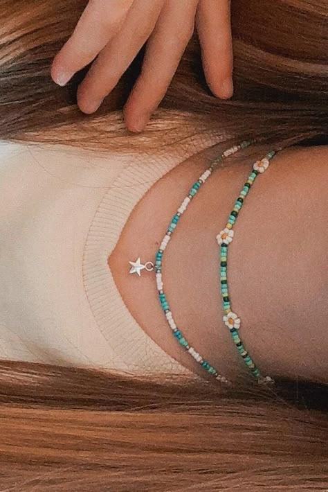 Bracelet Combinations Aesthetic, How To Make Chokers With Beads, Selling Beaded Jewelry, Aesthetic Bead Necklace Ideas, Choker Ideas Beaded, Seed Bead Aesthetic, Seed Bead Jewelry Aesthetic, Aesthetic Seed Bead Necklace, Choker Bead Necklace