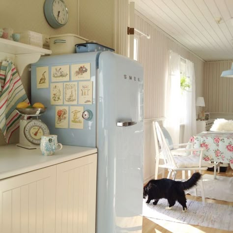 Blue Smeg Fridge Kitchen, Cute Refrigerator Decor, Blue Kitchen Accessories Ideas, Smeg Blue Fridge, Smeg Refrigerator Kitchen, Blue Smeg Kitchen, Smeg Fridge Blue, Blue Fridge Kitchen, Smeg Fridge Aesthetic