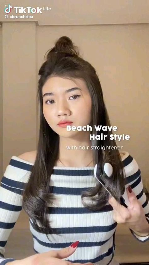 Korean Hairstyles for a Subtle Yet Stylish Change Korean Hair Straightener, How To Do Korean Curls, Korean Wave Hair Tutorial, Korean Curls With Straightener, How To Make Waves With A Straightener, Korean Waves Tutorial, Wave Tutorial Hair, Korean Hair Curl, Hairstyle With Straightener