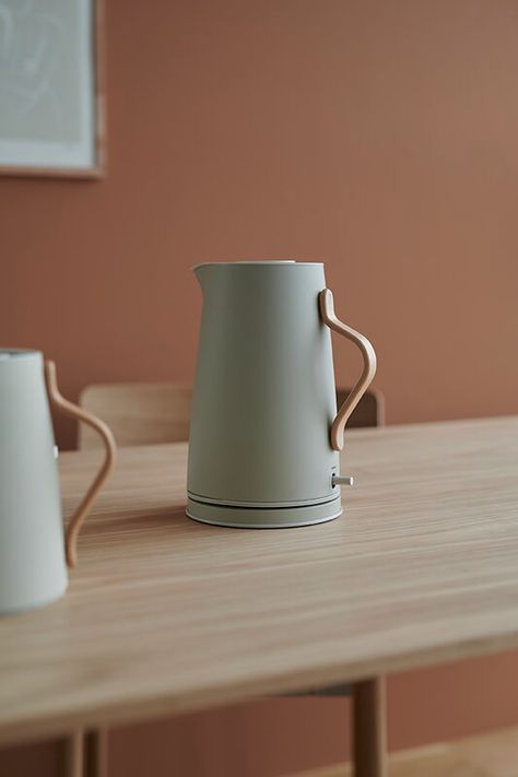 Stelton Emma electric kettle, soft sand Cute Electric Kettle, Trendy Electric Kettle, Kettle Electric, Bodum Kettle, Electric Kettle Design, Fellow Kettle, Fellow Stagg Kettle, Minimalist Electric Kettle, Stelton Kettle