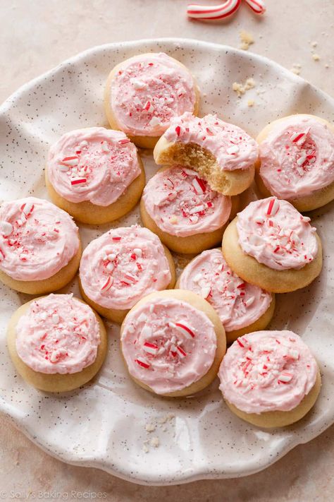 Irresistibly soft, buttery, and sweet, these peppermint meltaway cookies are a festive favorite during the holiday season. Their texture is so unique; it's a cross between a shortbread cookie and a cakey cookie, and they completely melt in your mouth. Don't forget that pretty pink candy cane buttercream! Christmas cookie recipe on sallysbakingaddiction.com Christmas Food List, Table Settings Outdoor, Christmas Mantel Ideas, Winter Wonderland Decor, Meltaway Cookies, Traditional Christmas Food, Cozy Christmas Living Room, Butter Mints, Wonderland Decor