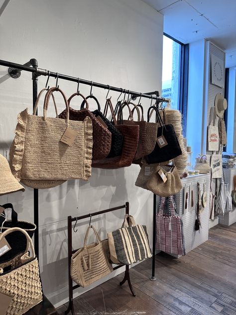 Display Purses Retail, Anthropologie Merchandising, Boutique Set Up, Shop Display Ideas Retail Stores, Handbag Displays, Textile Display, Boutique Window Displays, Boutique Store Displays, Handbag Display