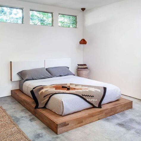 Low Height Floor Bed Design To Make You Feel Sleepy | Platform Bed Frames | Bedroom Decoration Ideas A low profile bed frame is as simple as it sounds, it is “low to the ground”. Many customers choose a low bed frame due to the aesthetic appeal and minimal design that it gives to the bedroom. Low bed frames are on the rise in popularity as the minimalistic design trend continues to grow. In this article we will list all of our favorite low profile bed frames and give some benefits and insight Floor Futon, Simple Bed Designs, Japanese Apartment, Platform Bed Designs, Diy Platform Bed, Bed Frame Design, Bed Platform, Low Bed, Diy Bed Frame