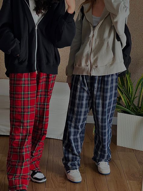 Pijama Pants Aesthetic, Pjs Pants Aesthetic, Red Pajama Pants Outfit Aesthetic, Aesthetic Pajama Outfit Comfy, Flannel Pants Pajamas, Cute Plaid Pants Outfits, Plaid Pyjama Bottoms Outfit, Pajamas Outfit Street, Oversized Pajama Pants