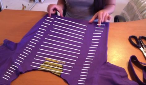 Shirt Weaving, Cut Up Tees, Cut Tshirt Diy, Revamp Clothes, Striper Outfits, Cut Up T Shirt, Shirt Transformation, Cut Shirt Designs, T Shirt Weaving