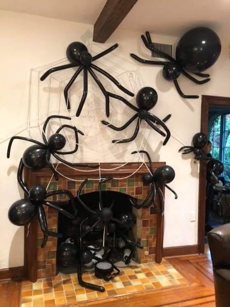 Indoor Halloween Ideas Diy, Halloween Party Decor Diy Indoor, Spider Themed Party, Balloon Spiders Halloween, Office Decor Halloween, Balloon Decorations Halloween, Haloween Decoracion Diy Outdoor, Halloween Party Picture Backdrop, Halloween Photobooth Diy