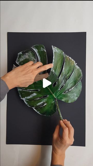 Diy Leaf Painting, Leaf Print Art Diy, Art Made With Nature, Art For The Home, Abstract Leaf Painting, Leaf Printing Art Ideas, Spray Paint Leaves, Leaf Printing Art, Tropical Plants Painting