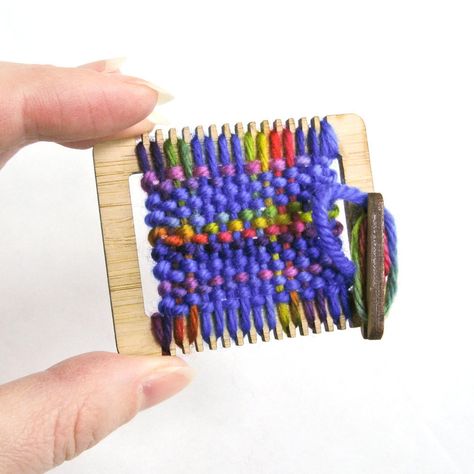 Diy Weaving Loom, Beginner Weaving, Mini Weaving, Zoom Loom, Looms Weaving, Fiber Weaving, Weaving Craft, Miniature Knitting, Tapestry Loom