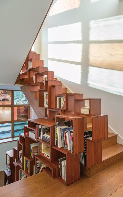 Book Shelf Staircase, Bookshelf Staircase, Staircase Storage Ideas, Stairs Library, Corner Stairs, Staircase Bookshelf, Banister Remodel, تحت الدرج, Architecture Renovation