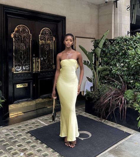 22th Birthday, Yellow Prom Dress, Yellow Prom, Estilo Hippy, Prom Dresses Yellow, Preppy Dresses, Black Femininity, Dress Aesthetic, Note Box