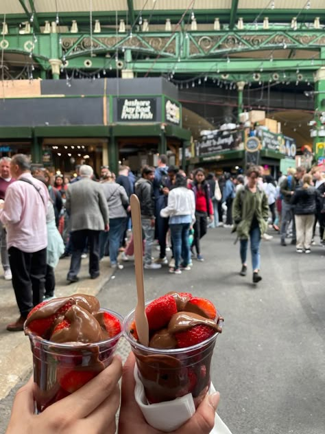 London Markets Borough, Borough Market London Aesthetic, London Food Places, Food In London Aesthetic, London Borough Market, Camden Market Food, London Lifestyle Aesthetic, Food Places In London, London Summer Aesthetic