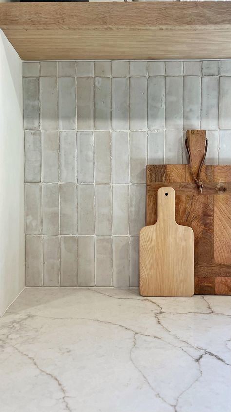 Peek Through Kitchen Wall, Light Countertops Dark Backsplash, Verticle Tile Kitchen, Back Splashback Kitchen Ideas, California Kitchen, Kitchen Inspiration Design, Kitchen Tile, Kitchen Decorating, Kitchen Redo