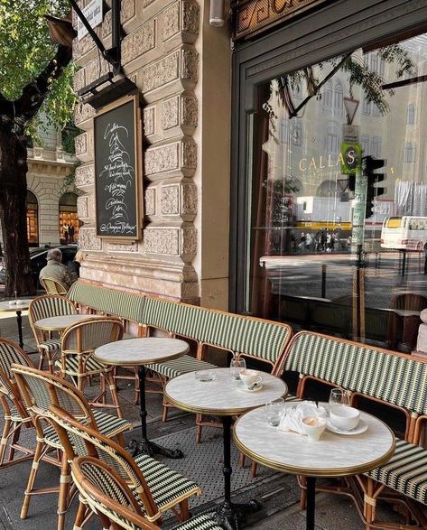 Fashion Cafe Interior, Italian Cafe Outdoor, Paris Outdoor Cafe, Cute Cafe Decor, French Coffee Shop Parisian Cafe, Coffee Shop Seating Ideas, French Bistro Interior, 1920s Cafe, French Cafe Interior