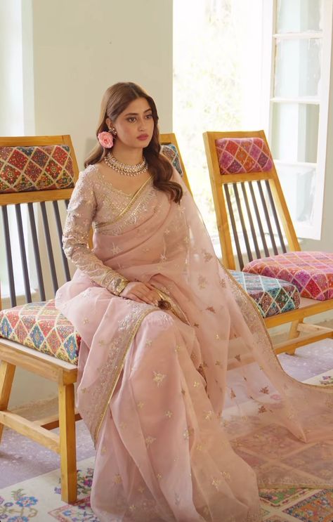 Princess Saree Look, Sajal Ali Outfits, Pakistani Engagement Dresses Simple, Engagement Looks For Indian Bride Hairstyle, Pakistani Actress In Saree, Pakistani Sarees, Engagement Looks For Indian Bride, Reception Saree Look, Classy Saree