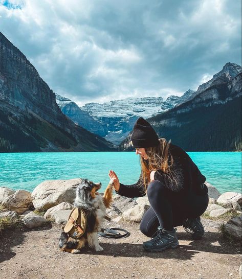 Hiking Poses With Dog, Dog Vacation Pictures, Dog Hiking Photography, Traveling With Dog Aesthetic, Hikes With Dogs, Travel With Dog Aesthetic, Dog Hiking Aesthetic, Running With Dog Aesthetic, Dog Trainer Aesthetic