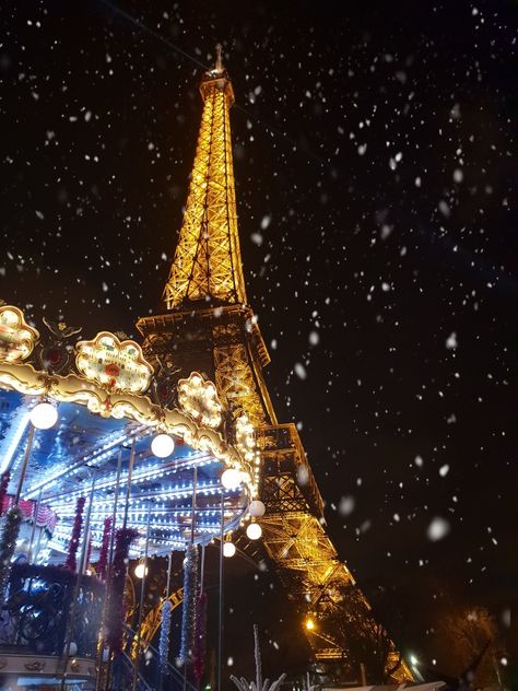 La bellezza di questo scatto Paris In The Winter Aesthetic, Xmas In Paris, Paris In Christmas Winter, Paris Snow Aesthetic, Paris For Christmas, Paris December Aesthetic, Christmas Paris Aesthetic, Winter Paris Aesthetic, Winter In Paris Aesthetic