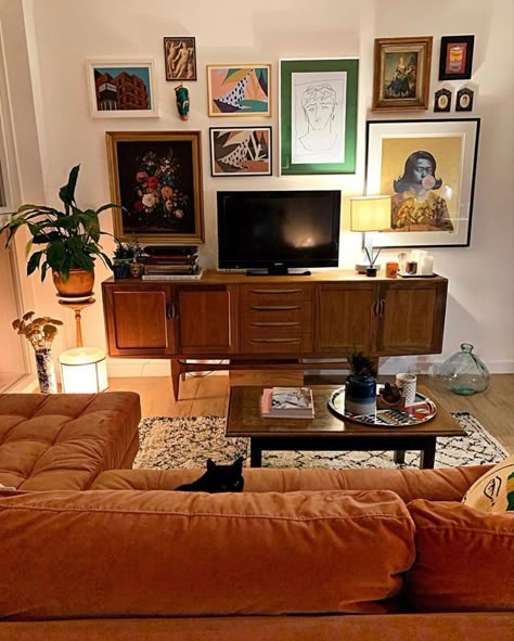 Global Boho, Casa Vintage, Mid Century Modern Living, Mid Century Modern Living Room, Apartment Decor Inspiration, Boho Living Room, Apartment Inspiration, Living Room Inspo, Apartment Living Room