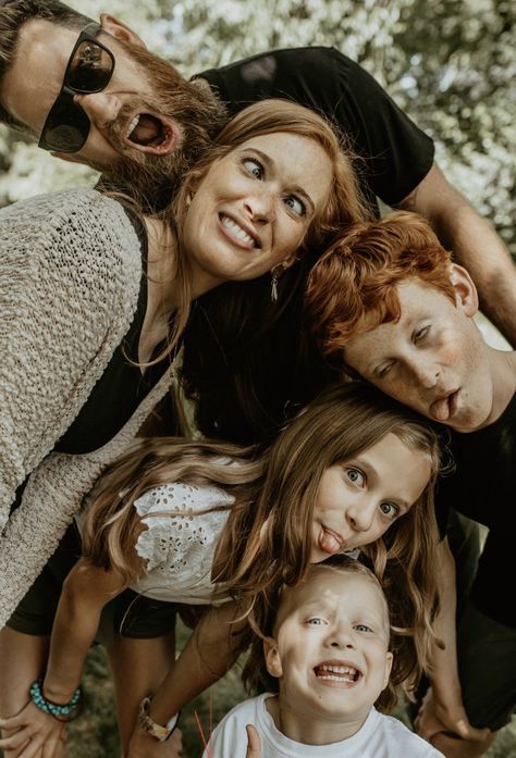 Family Selfie Poses, Fun Family Poses Photography, Family Of Five Photo Poses, Family Photo Portraits, Family Of 20 Picture Poses, 8 Family Photo Ideas, 5 Kids Family Pictures, Photo Shoot Family Of 3 Posing Ideas, Creative Family Poses