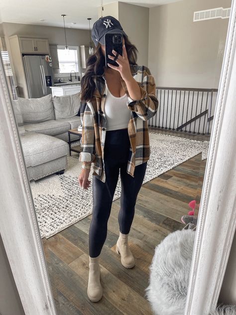 Comfy Shopping Outfit, Leggings Outfit Winter, 23 Style, Leggings Outfit Fall, Comfy Outfits Winter, Leather Leggings Outfit, Look Legging, Buckle Outfits, Flannel Outfits